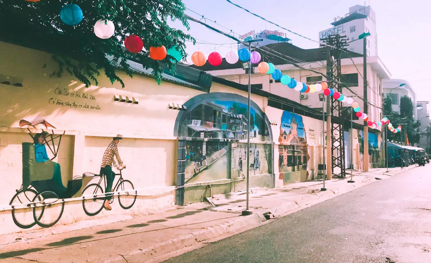 Mảng tường bích họa rực rỡ trên đường Trần Quốc Toản gần Bến Ninh Kiều