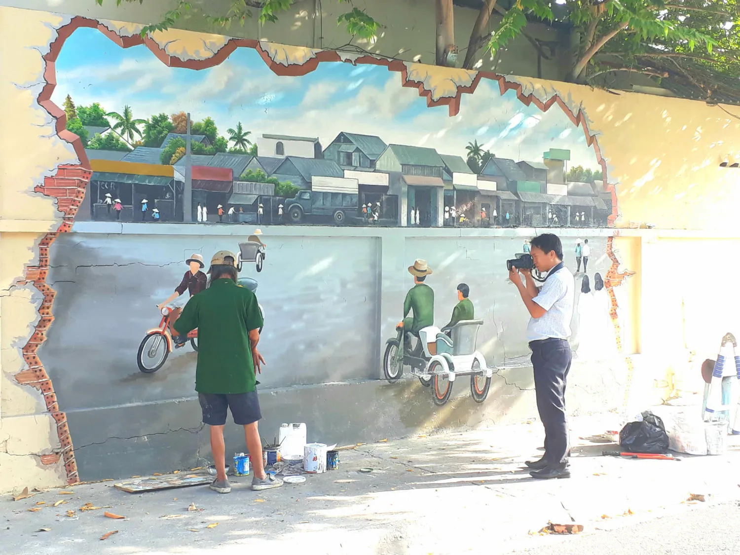 Du khách chụp ảnh với các mảng tường bích họa màu sắc bắt mắt