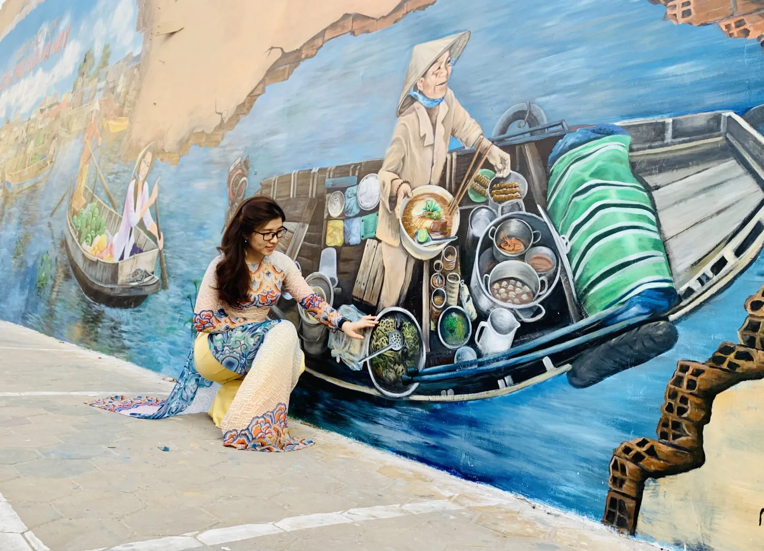 Bích họa tái hiện chợ nổi, ghe hàng và nếp sinh hoạt sông nước