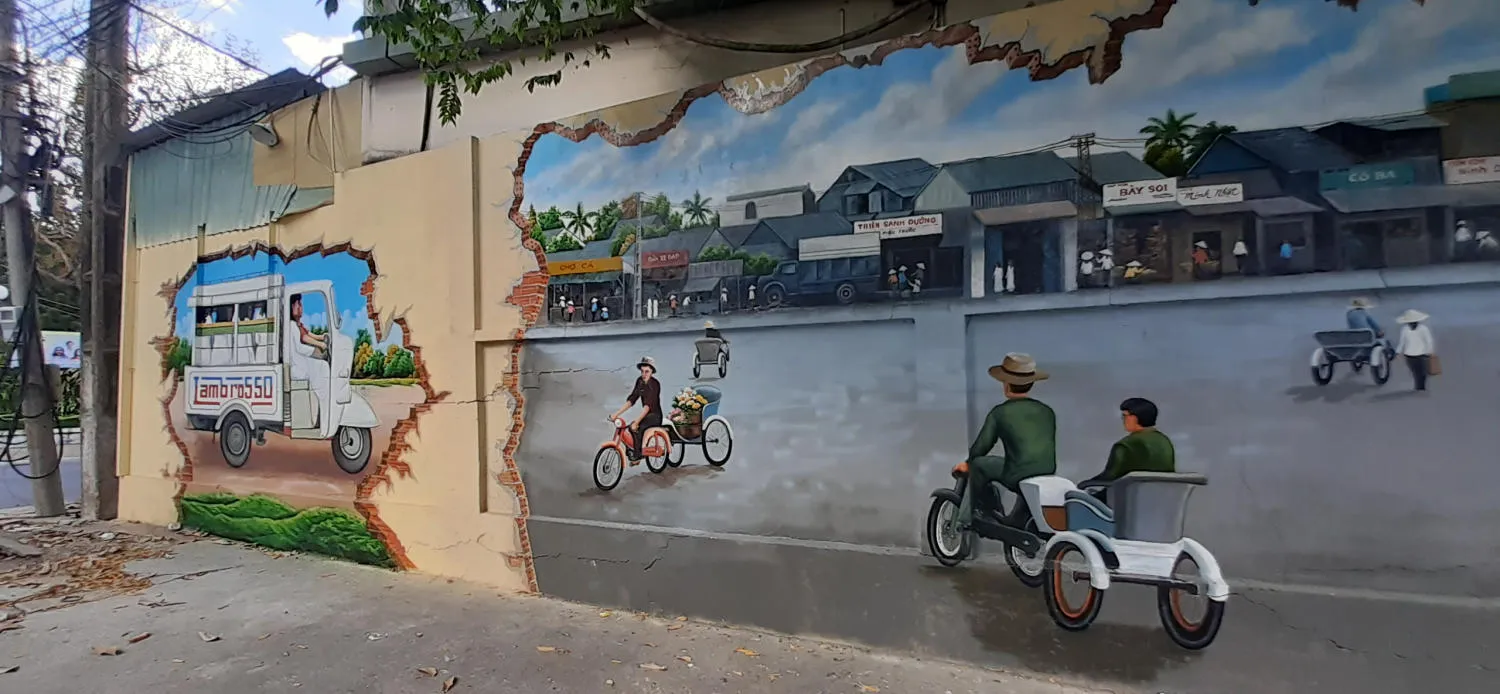 Du khách dạo bộ, chụp ảnh và giữ gìn vệ sinh, trật tự khu vực bích họa