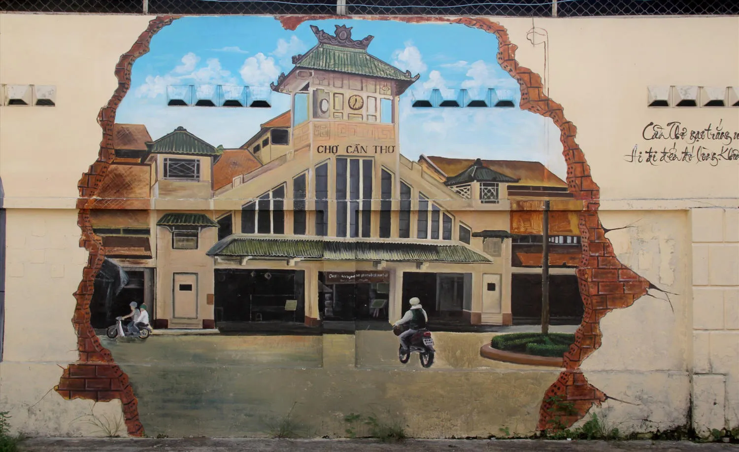 Một mảng tường lồng ghép thơ ca về Cần Thơ đầy cảm xúc