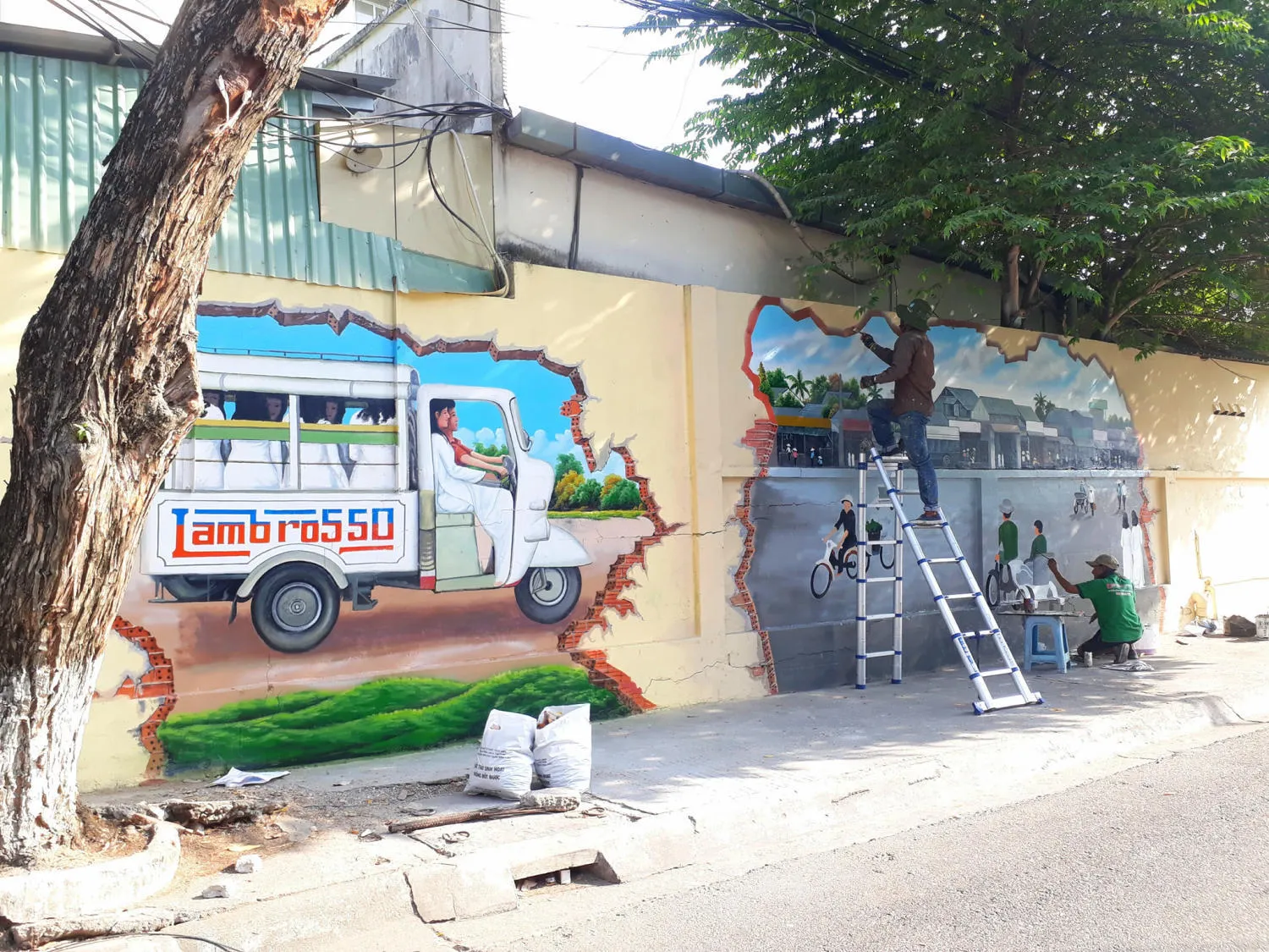 Góc bích họa giàu chiều sâu, phù hợp bố cục chụp góc thấp - cận cảnh