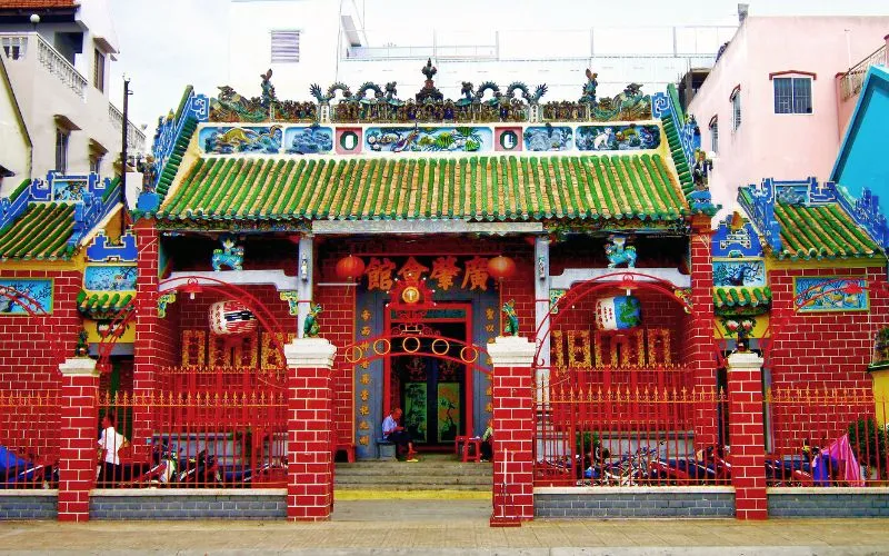 Chùa Ông Cần Thơ với cổng và mái ngói mang đậm phong cách Trung Hoa