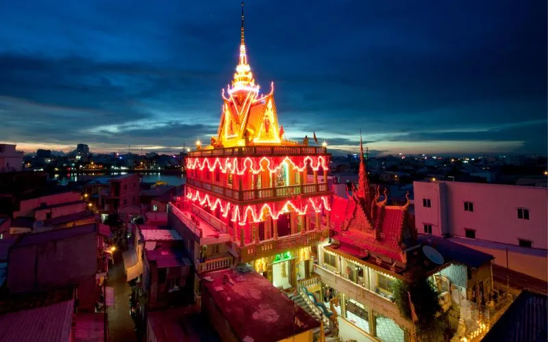 Chánh điện chùa Khôsa Răngsây rực rỡ sắc vàng về đêm