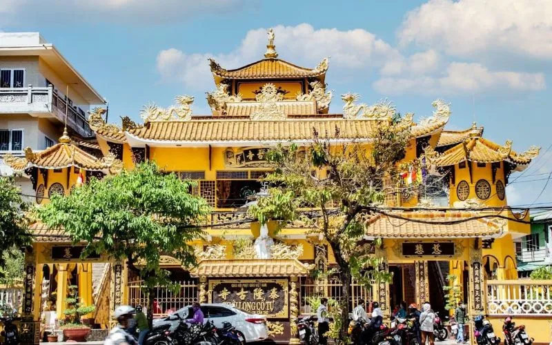 Mặt tiền Thới Long Cổ Tự nổi bật sắc vàng và chi tiết tinh xảo