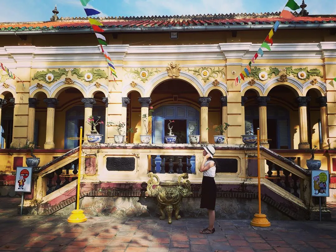 Một góc kiến trúc chùa với mái ngói âm dương và chi tiết lưỡng long tranh châu