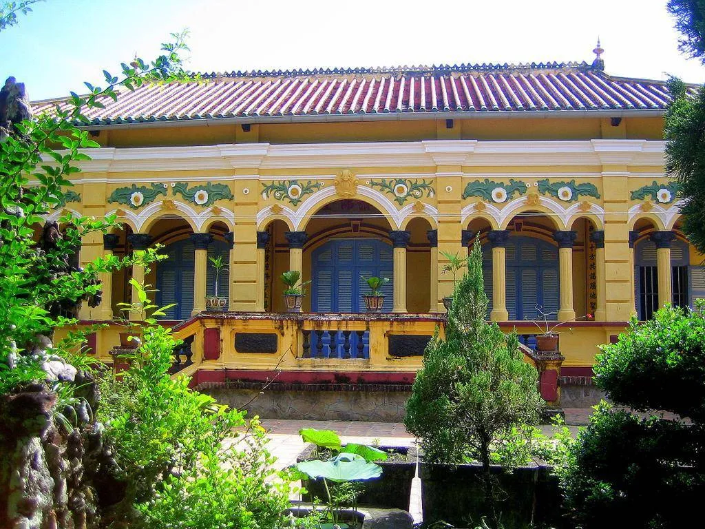 Sân chùa rộng, nhiều góc chụp lưu niệm đẹp trong khuôn viên