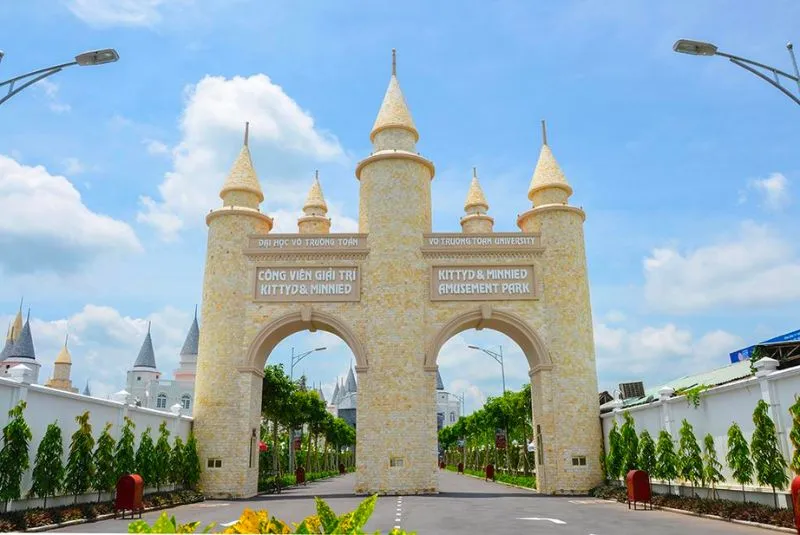 Toàn cảnh công viên Kittyd & Minnied trong khuôn viên ĐH Võ Trường Toản