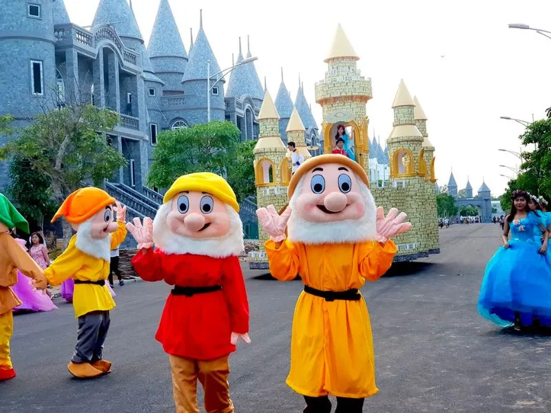 Diễu hành nhân vật cổ tích thu hút cả trẻ em và người lớn