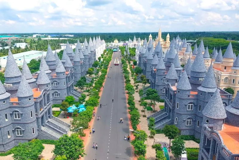 Quảng trường châu Âu với dãy biệt thự phong cách cổ điển