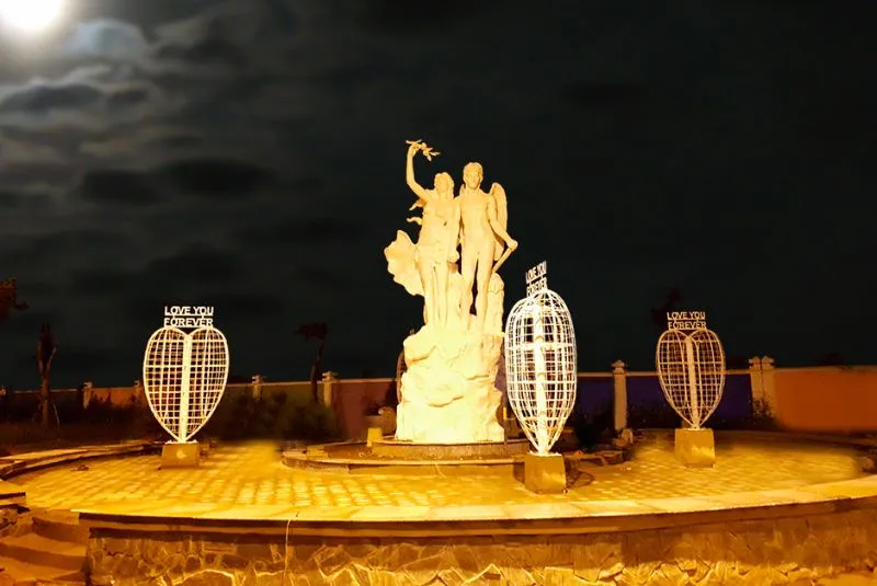 Quảng trường tình yêu – nơi lưu giữ kỷ niệm bằng móc khóa