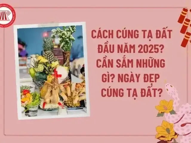 Mâm cúng đầu năm với ngũ quả, hương hoa và mâm cơm truyền thống trên bàn thờ gia tiên