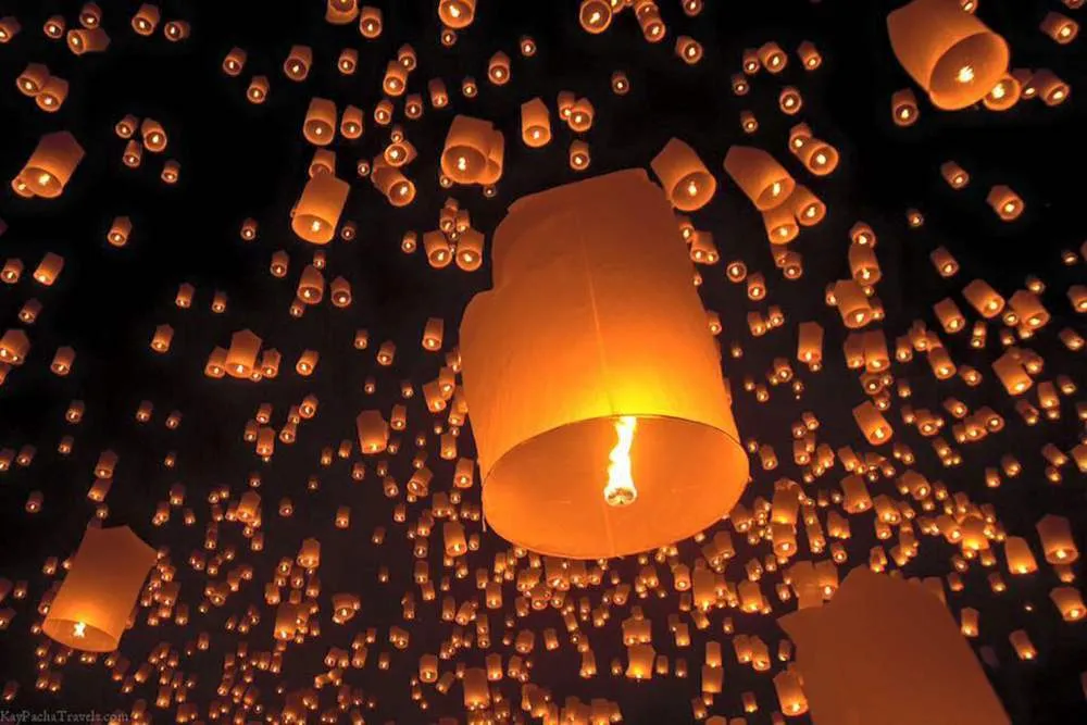 Người Khmer chuẩn bị thả đèn gió trong đêm lễ