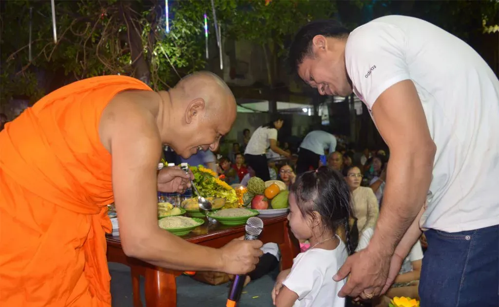 Đông đảo người dân và trẻ nhỏ dự lễ tại chùa