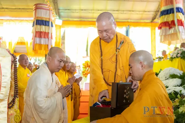 Đại đức Thích Đồng Ngộ tại chùa Thiên Hưng trong khuôn viên tĩnh lặng