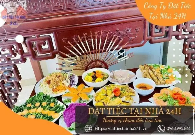 Bàn thờ gia tiên bày mâm cúng gọn gàng, hoa quả và hương đăng đủ lễ