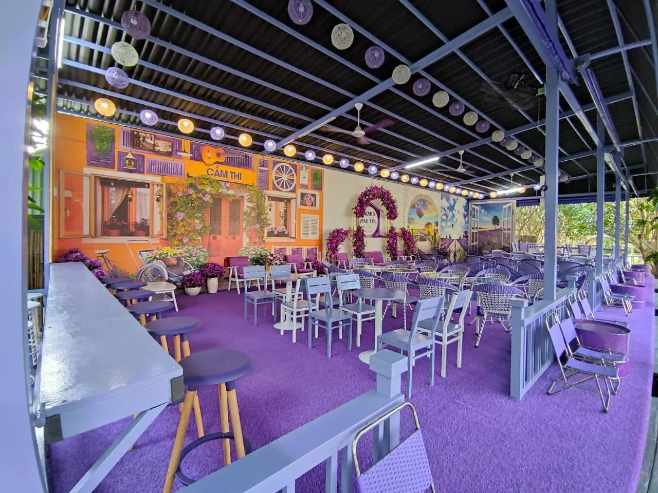 Chi tiết trang trí đồng điệu sắc tím tạo nên concept xuyên suốt, lạ mắt