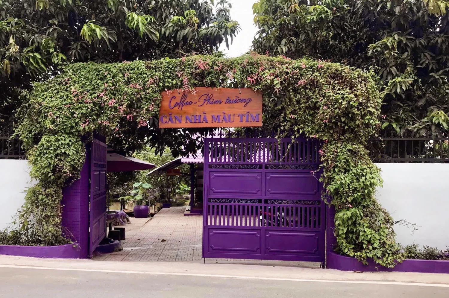 Cổng vòm tím - một trong những góc check-in nổi bật tại khu vườn