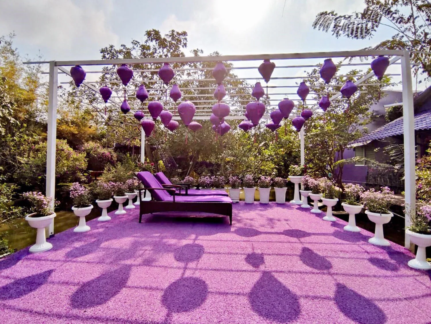 Không gian nội khu đồng nhất sắc tím giúp set đồ sáng màu nổi bật hơn