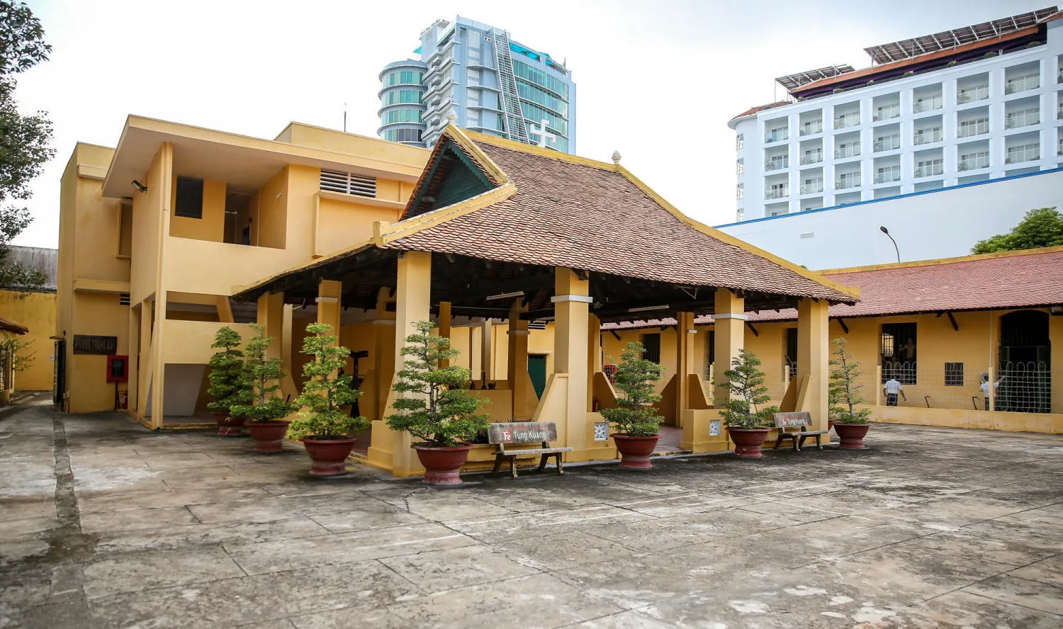 Cổng và tường rào nhà tù thời Pháp thuộc tại di tích Khám Lớn Cần Thơ