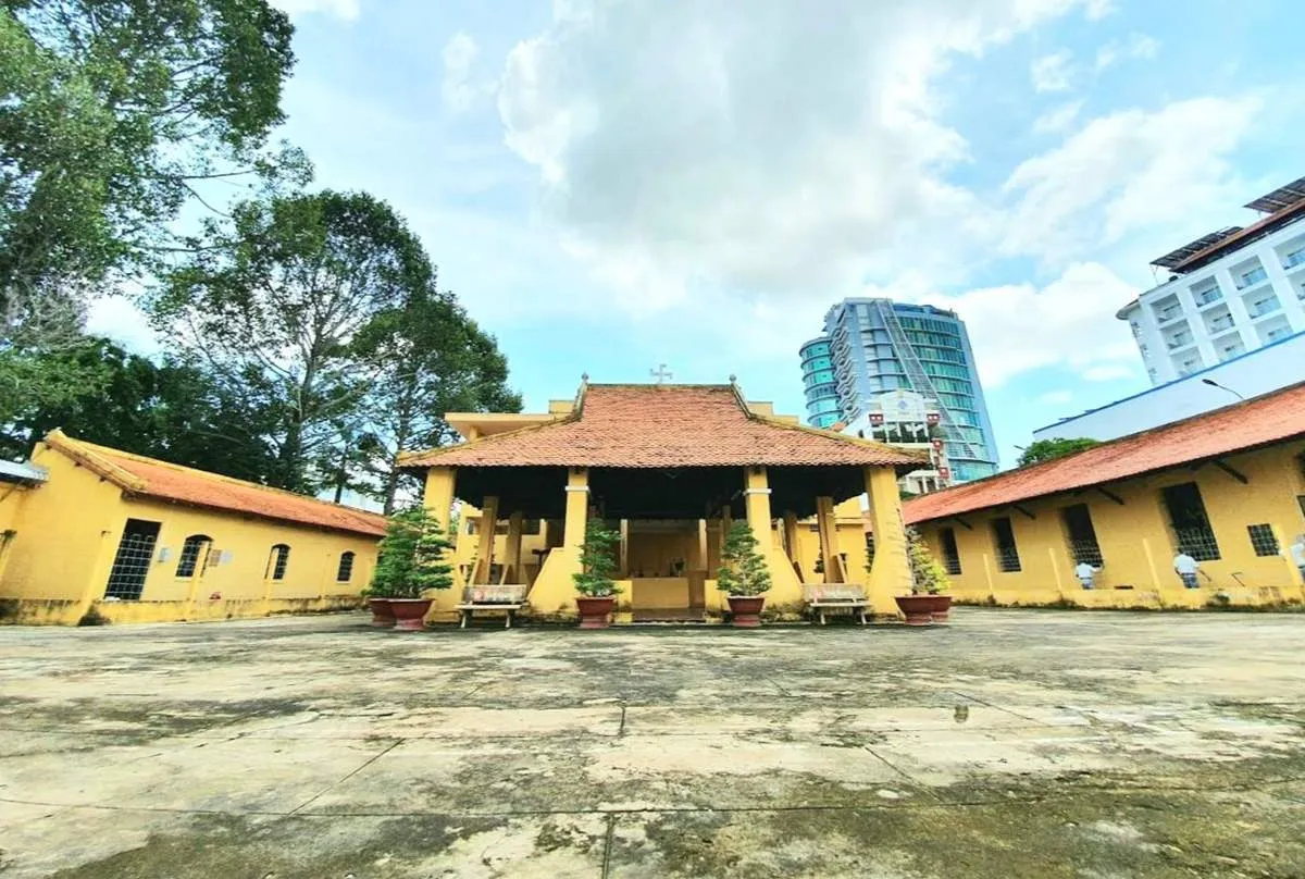 Vị trí di tích nằm trong trung tâm, có thể đi bộ từ Bến Ninh Kiều