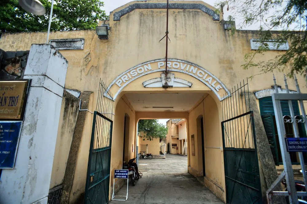 Không gian giam giữ và kiểm soát chặt chẽ được tái hiện sinh động trong trưng bày