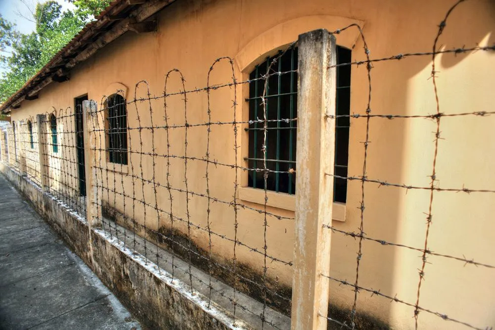 Hàng rào kẽm gai và tường cao bao bọc mô phỏng cấu trúc nhà tù xưa