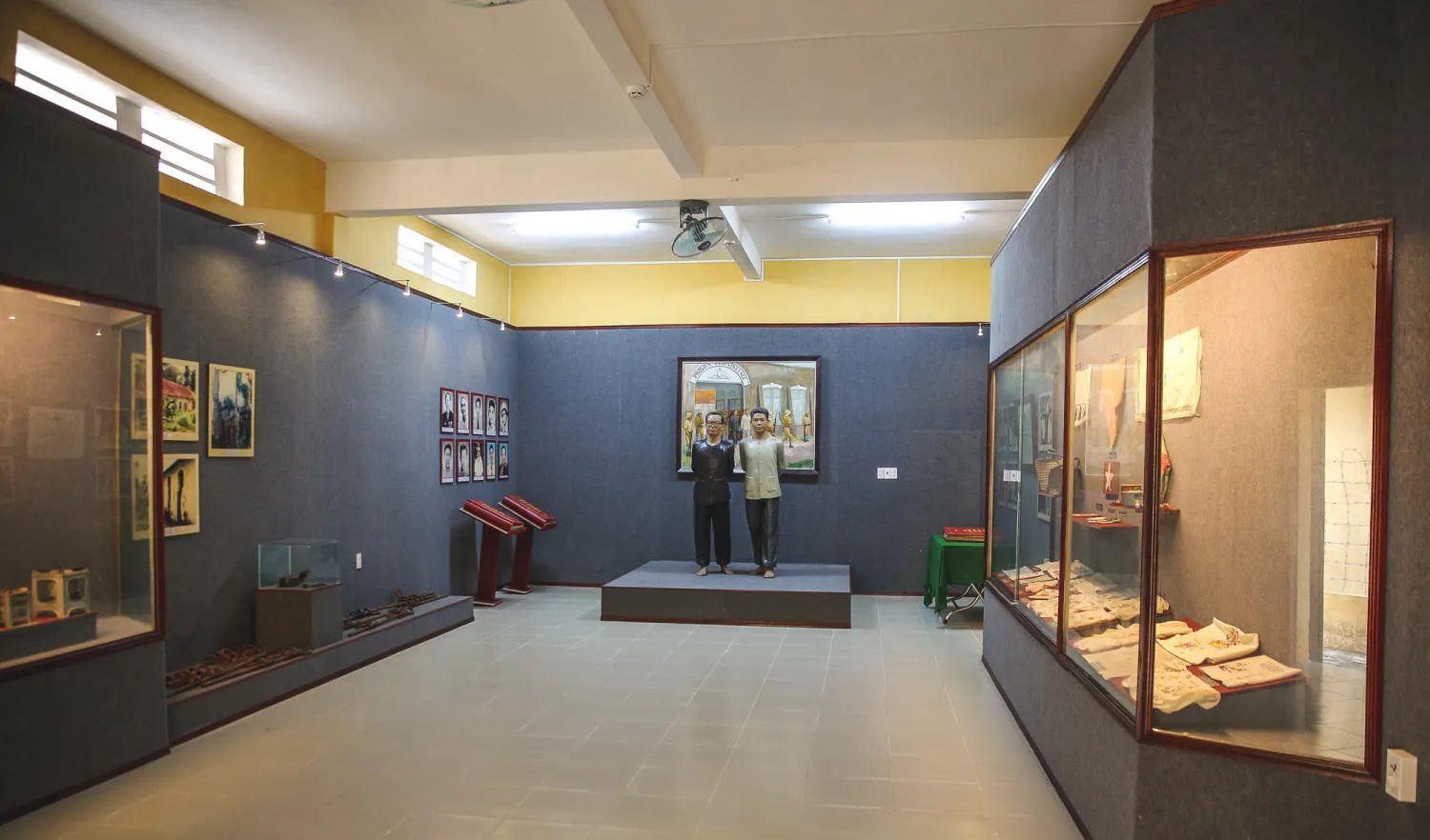 Hiện vật và bảng tư liệu cho thấy bối cảnh lịch sử thời thuộc địa