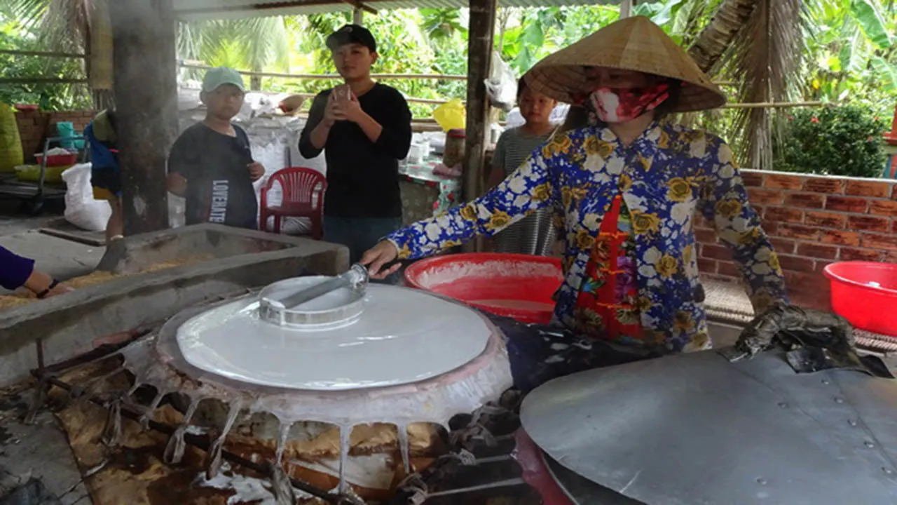 Tham quan lò hủ tiếu vào buổi sáng để thấy đủ công đoạn