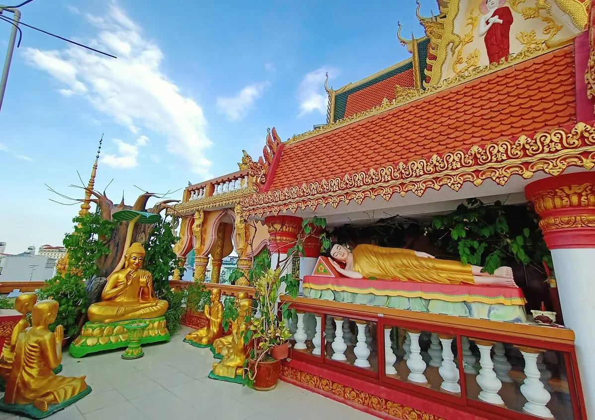 Tượng Phật với nhiều thủ ấn trên sân thượng, làm phong phú trải nghiệm chiêm bái
