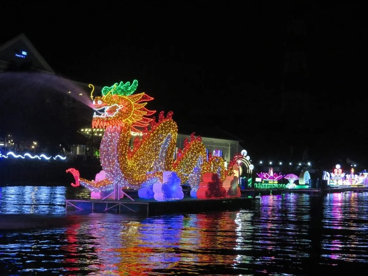Hòa mình vào Hội hoa đăng Cần Thơ đẹp lung linh đa sắc màu 3