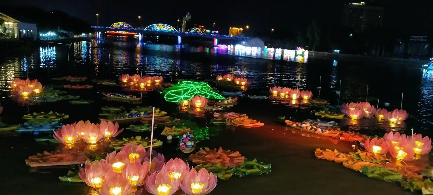 Hòa mình vào Hội hoa đăng Cần Thơ đẹp lung linh đa sắc màu 4