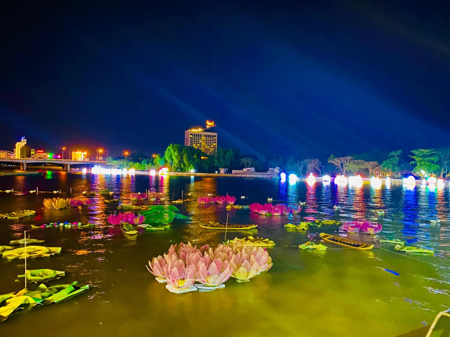 Hòa mình vào Hội hoa đăng Cần Thơ đẹp lung linh đa sắc màu 5