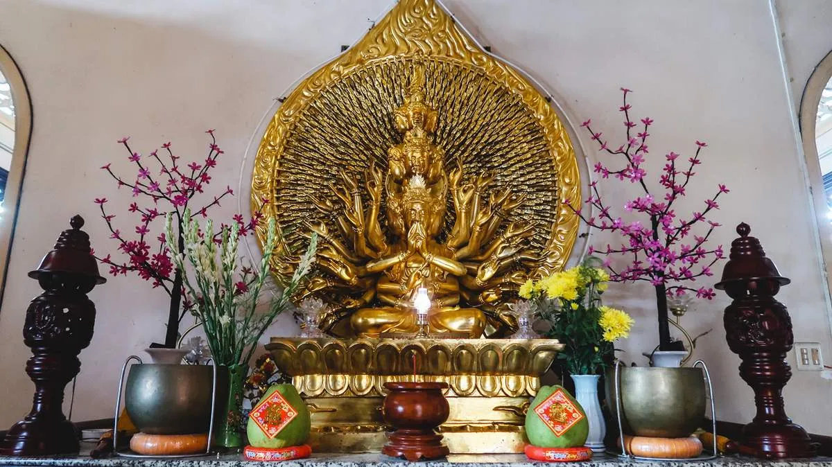 Tượng Quan Âm nghìn tay dát vàng bên trong chánh điện chùa Quang Đức