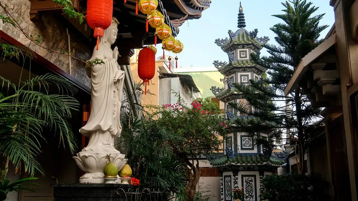 Không gian tĩnh lặng trong khuôn viên chùa với nhiều cây xanh và tiểu cảnh