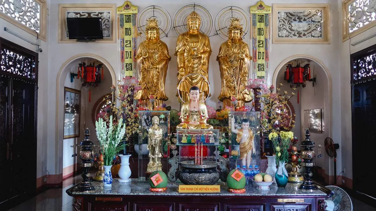 Trang phục lịch sự, kín đáo khi tham quan chùa và vào chánh điện