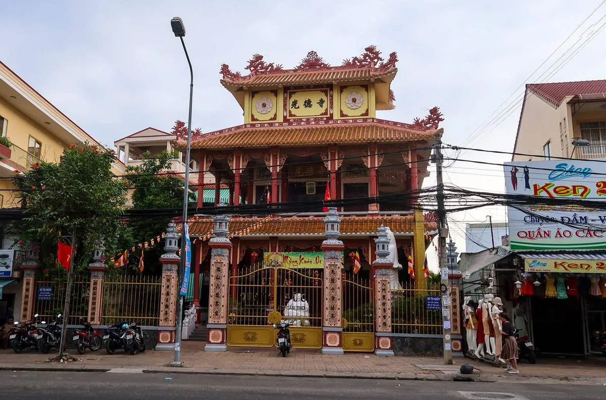 Mặt tiền chùa Quang Đức nhìn từ đường phố, thuận tiện di chuyển và ghé thăm