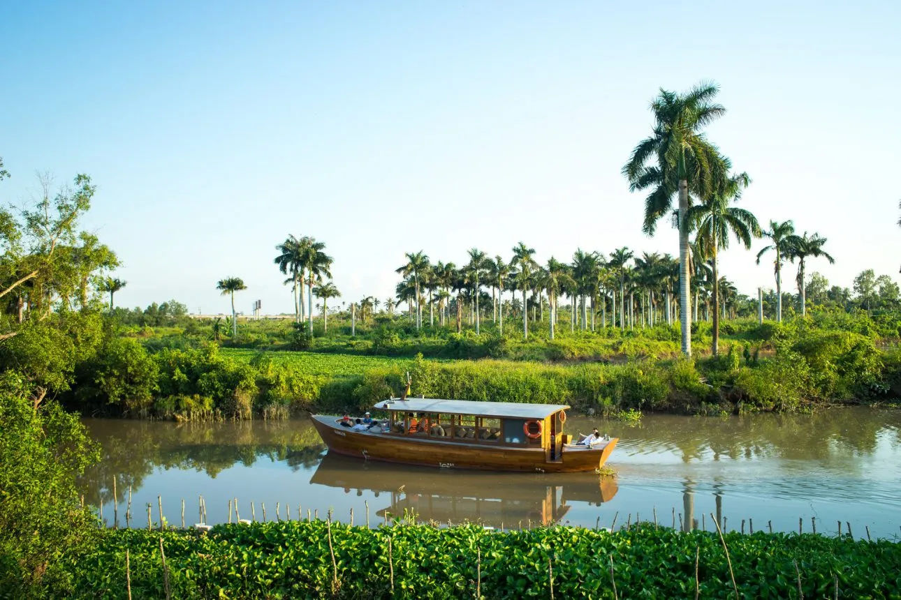 Lối mòn rợp bóng cây và rạch nhỏ trong vườn trên Cồn Ấu