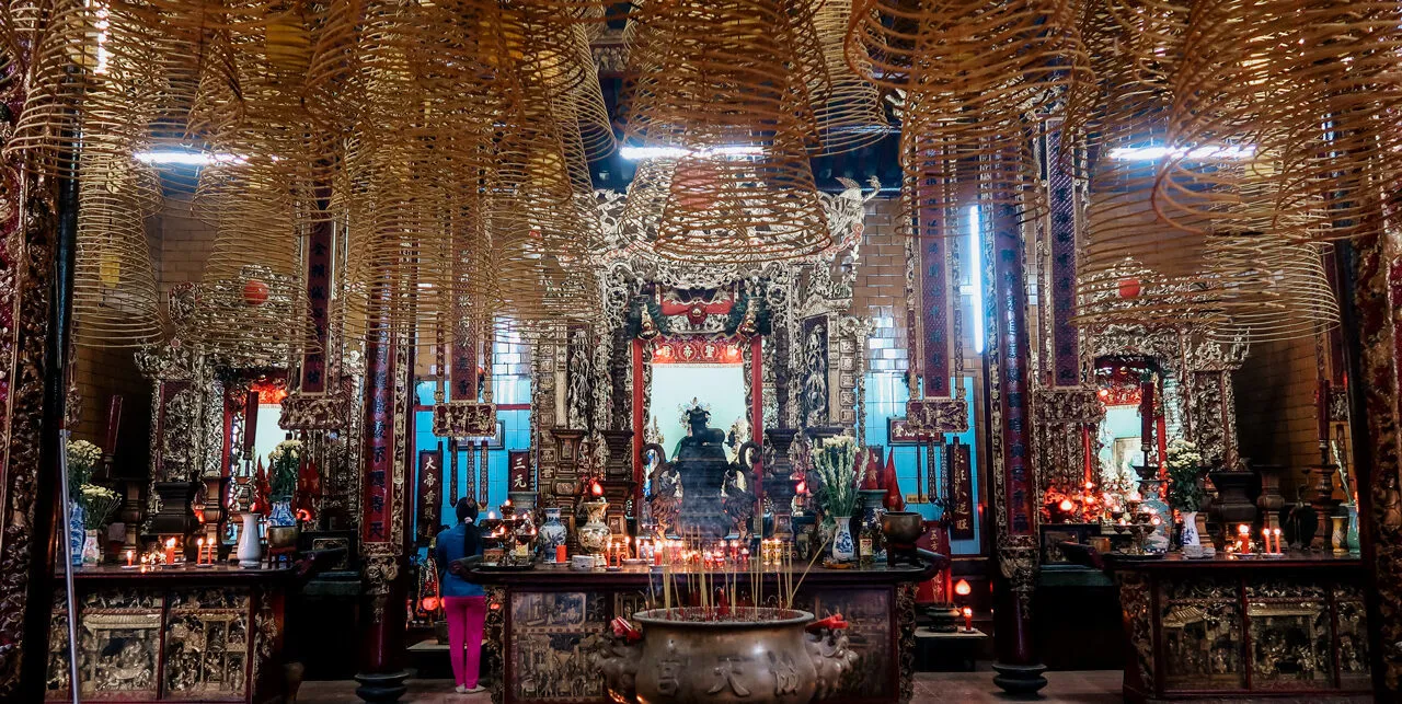 Dòng người tham dự lễ hội tại chùa Ông vào mùa lễ