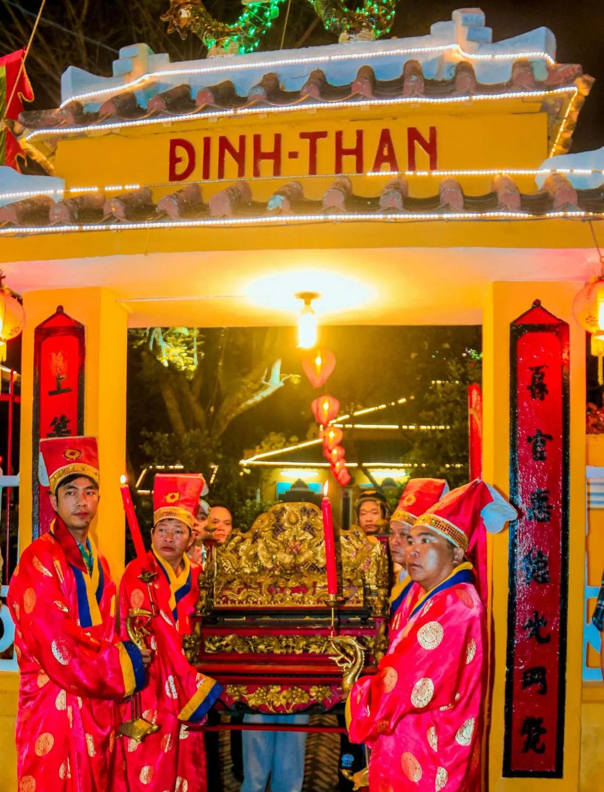 Đình Bình Thủy rộn ràng ngày hội với du khách và người dân địa phương