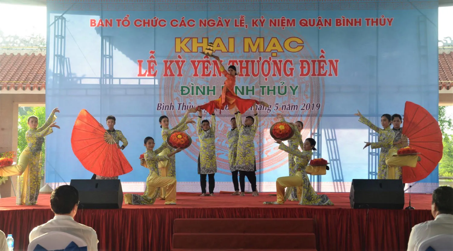 Không khí phần hội náo nhiệt với trò chơi dân gian và hoạt động cộng đồng
