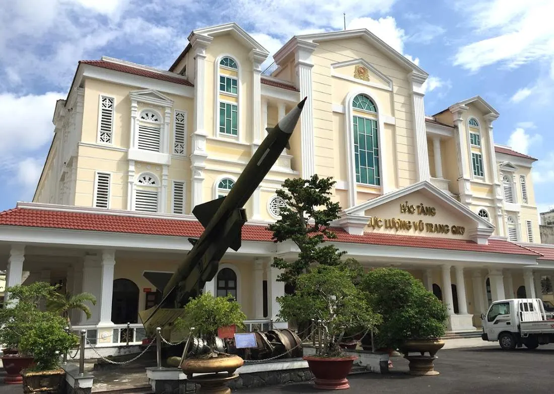 Sảnh trưng bày chính của Bảo tàng Quân khu 9 Cần Thơ với hiện vật và ảnh tư liệu