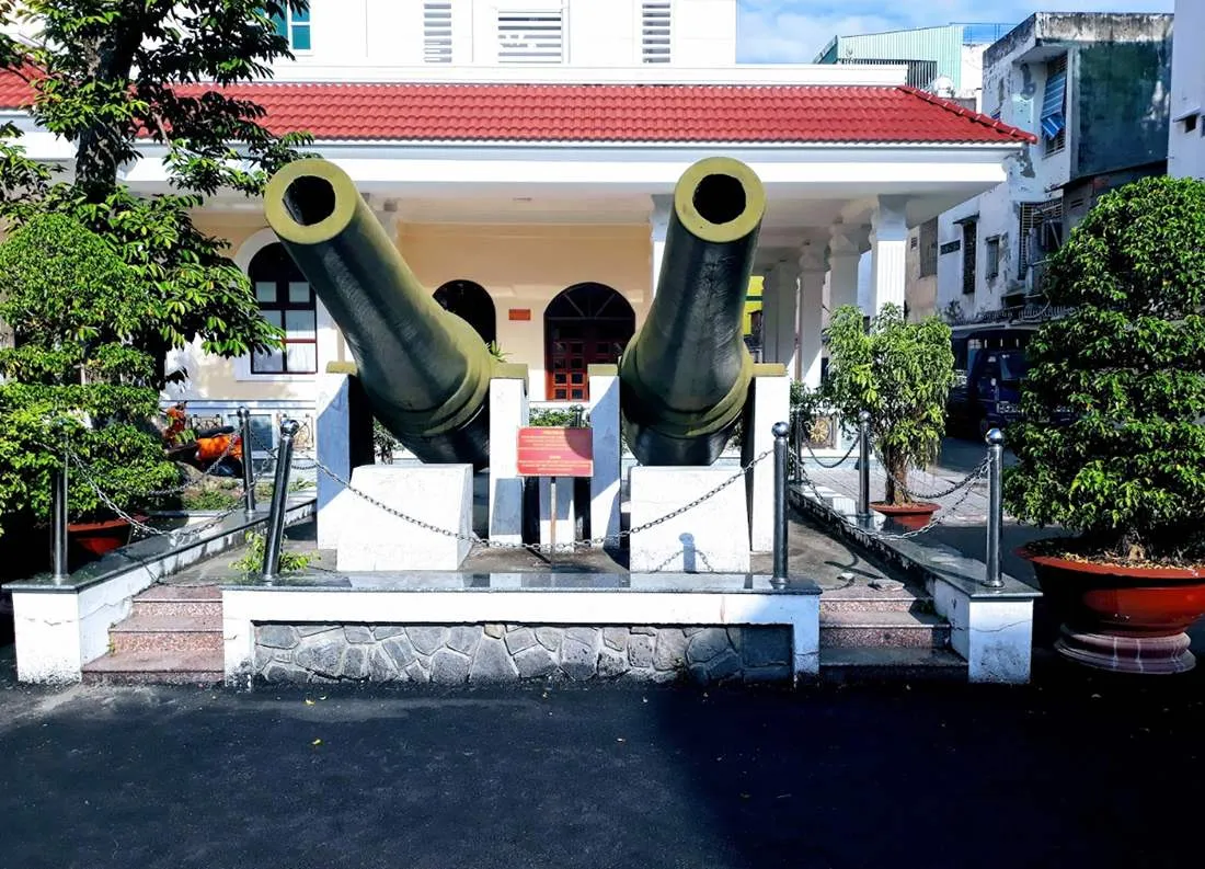 Đại bác và các khí tài quân sự trưng bày tại khu ngoài trời