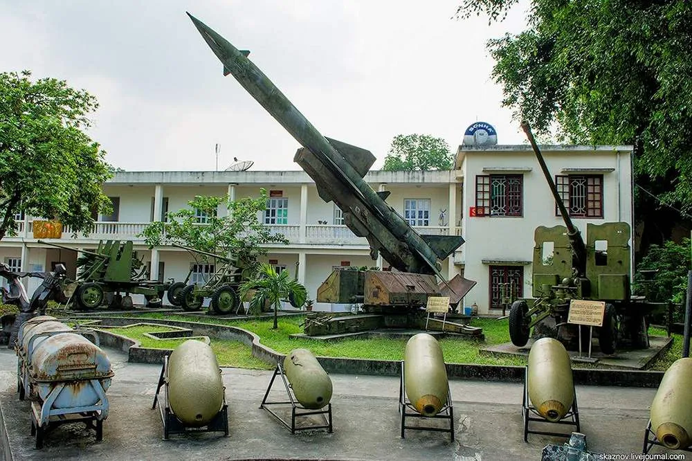 Khu trưng bày ngoài trời với bom đạn, phương tiện chiến đấu quy mô lớn