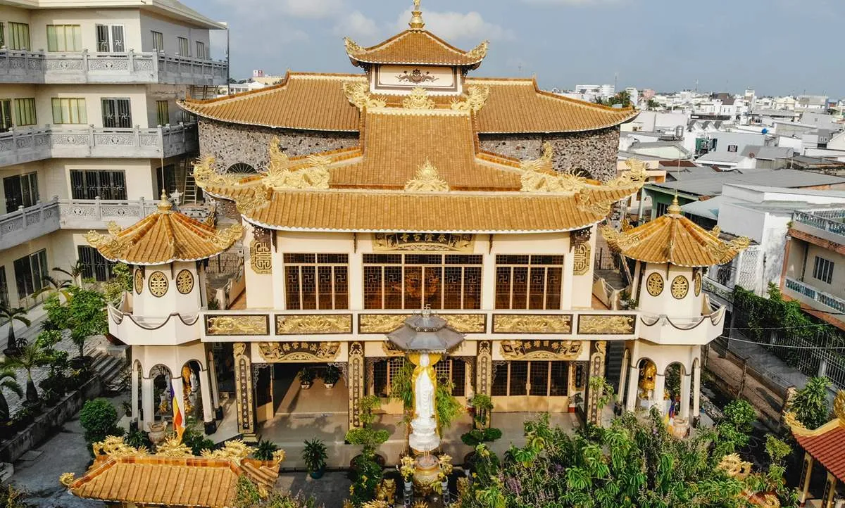 Toàn cảnh Thới Long Cổ Tự với gam vàng nổi bật giữa phố xá Ninh Kiều