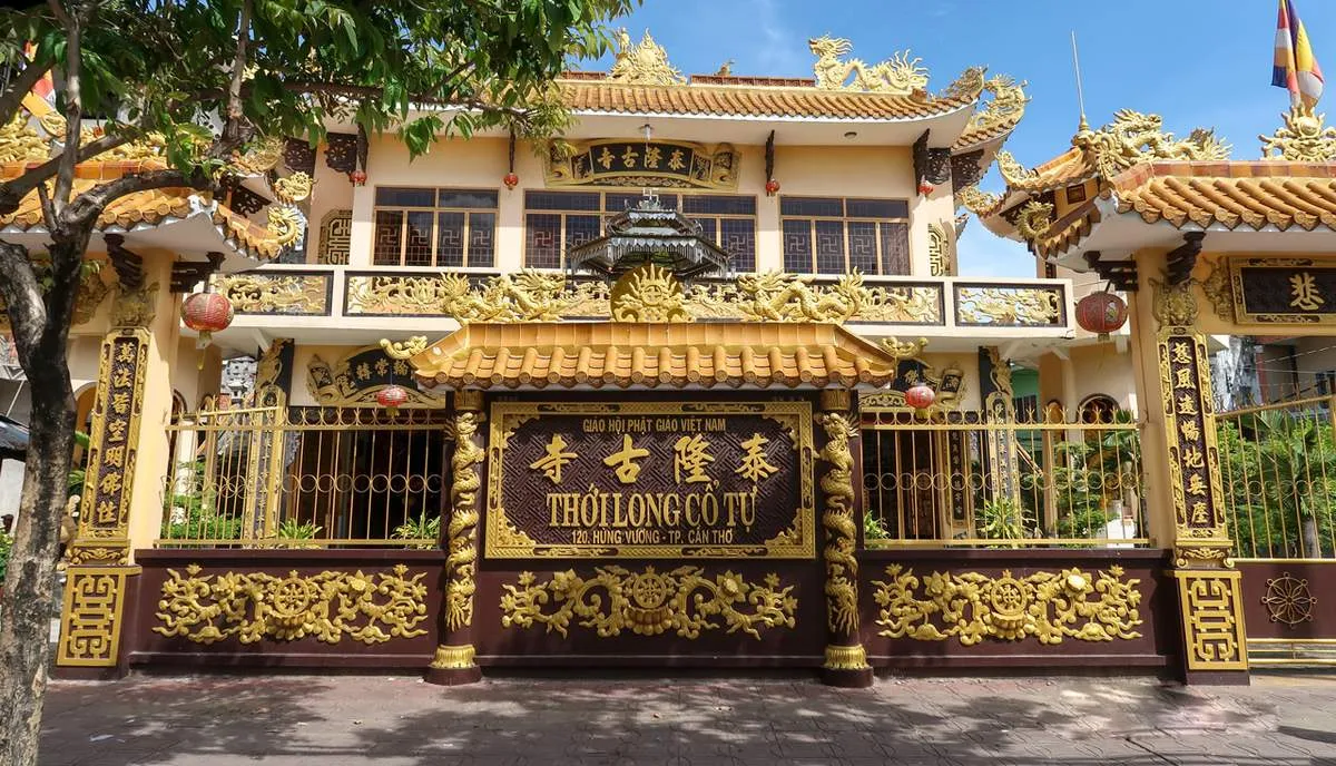 Cổng tam quan dát vàng, biển tên chùa bằng chữ Hán và chữ Nôm