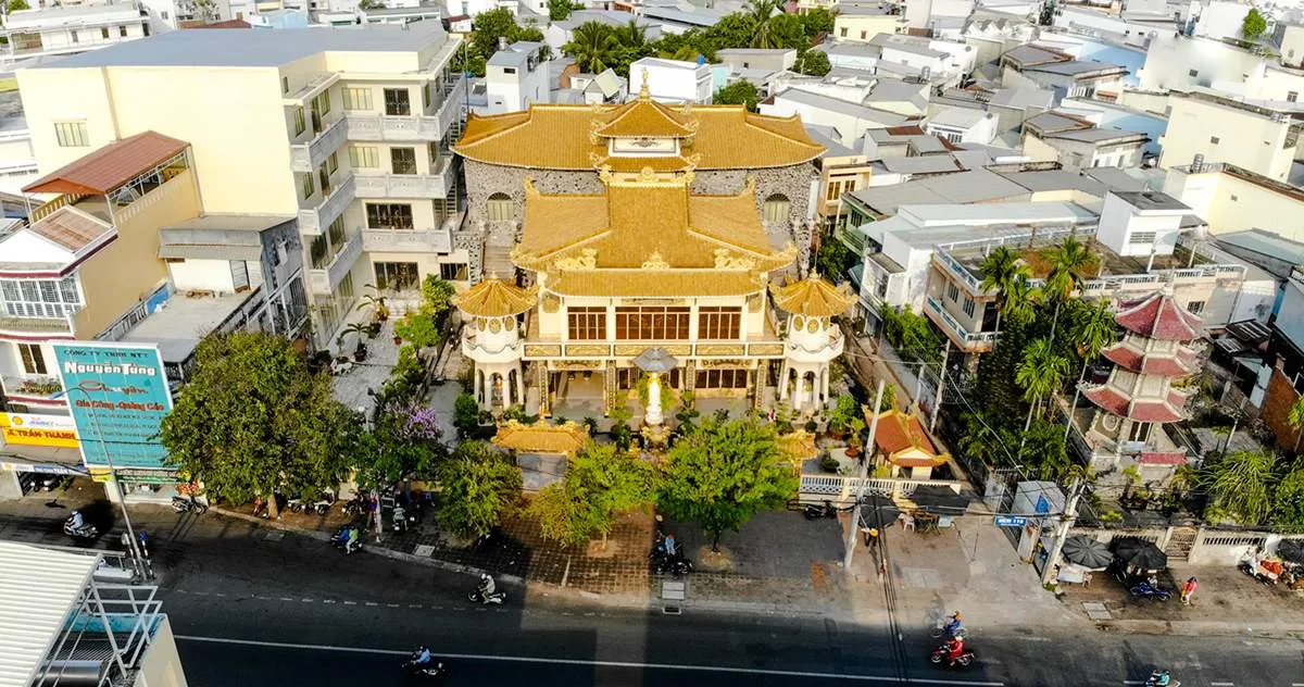 Mặt tiền chánh điện, nổi bật mái ngói và họa tiết truyền thống