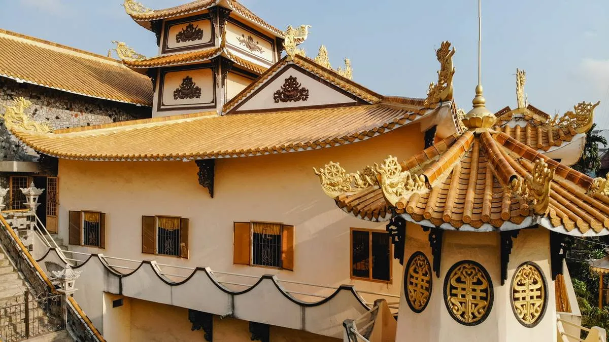 Mái chùa nhiều lớp chạm rồng phượng, hoa sen tinh xảo