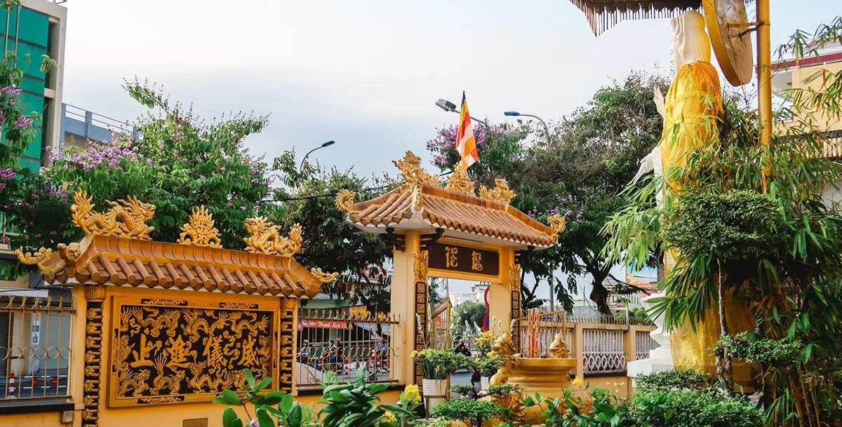 Tượng Quan Âm giữa sân chùa, gợi cảm giác bình an cho khách vãn cảnh