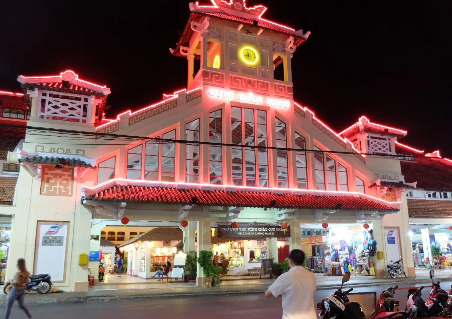 Toàn cảnh Chợ đêm Tây Đô rực rỡ ánh đèn bên bờ sông Hậu